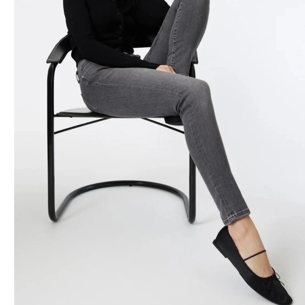 Brand New Mavi mid rise jeans Style Alexia and color Dark Smoke. Size W 25 L 34.